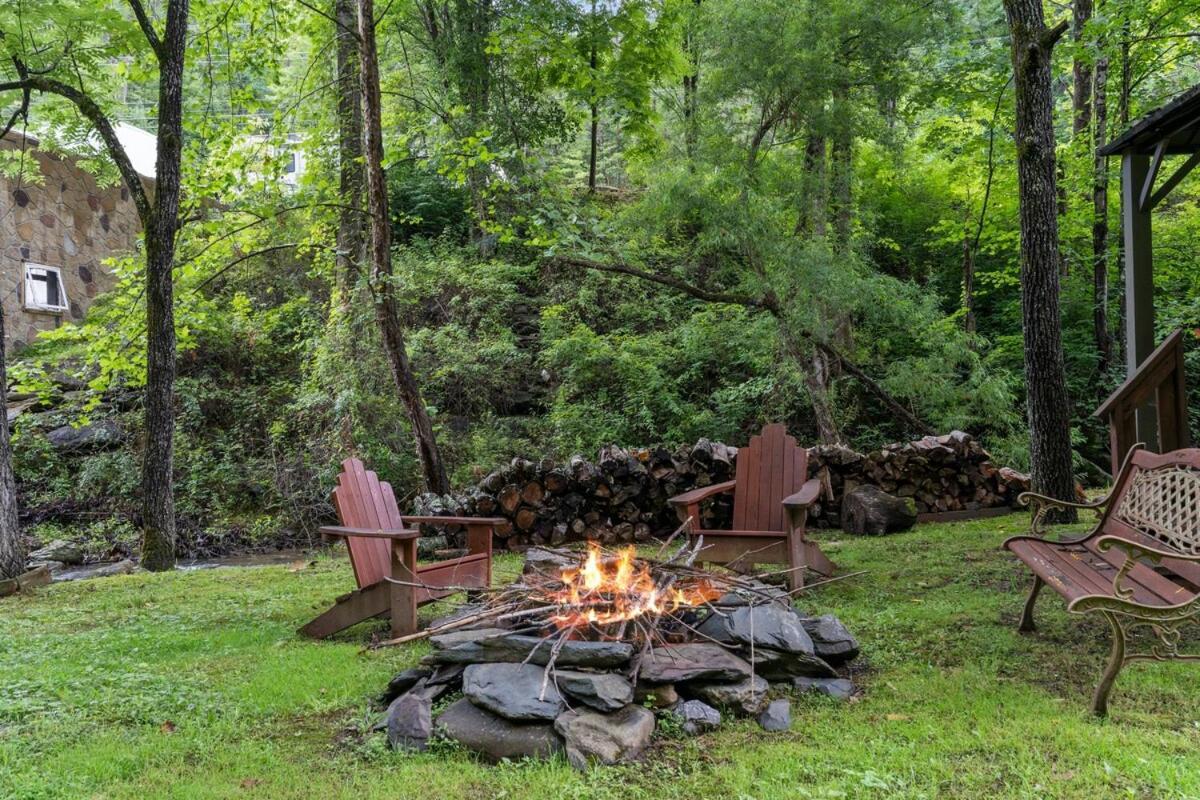 Cabin 5 Studio Cabin With Hot Tub, Water View And Fire Pit Villa Sevierville Exterior photo