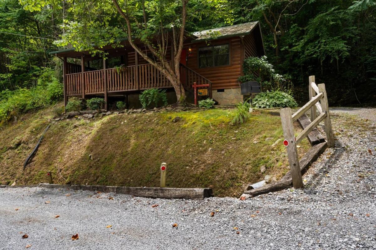 Cabin 5 Studio Cabin With Hot Tub, Water View And Fire Pit Villa Sevierville Exterior photo