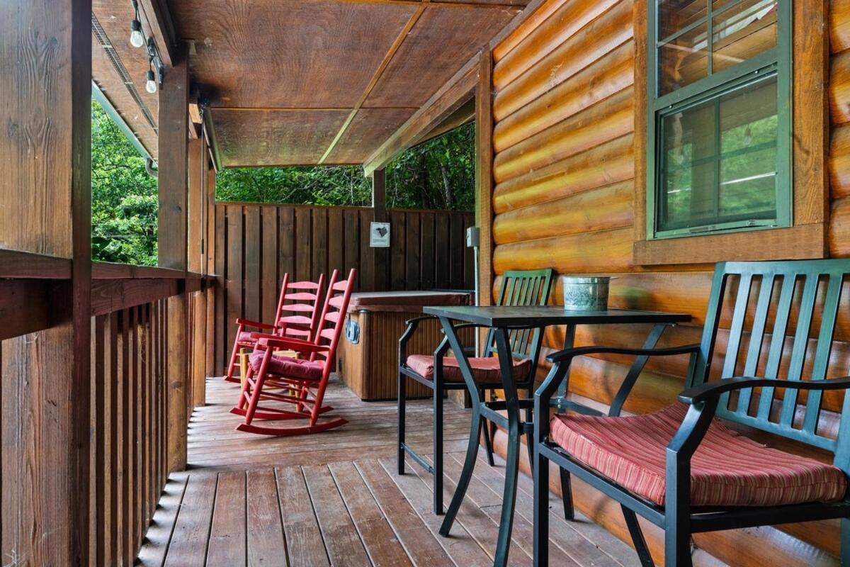 Cabin 5 Studio Cabin With Hot Tub, Water View And Fire Pit Villa Sevierville Exterior photo